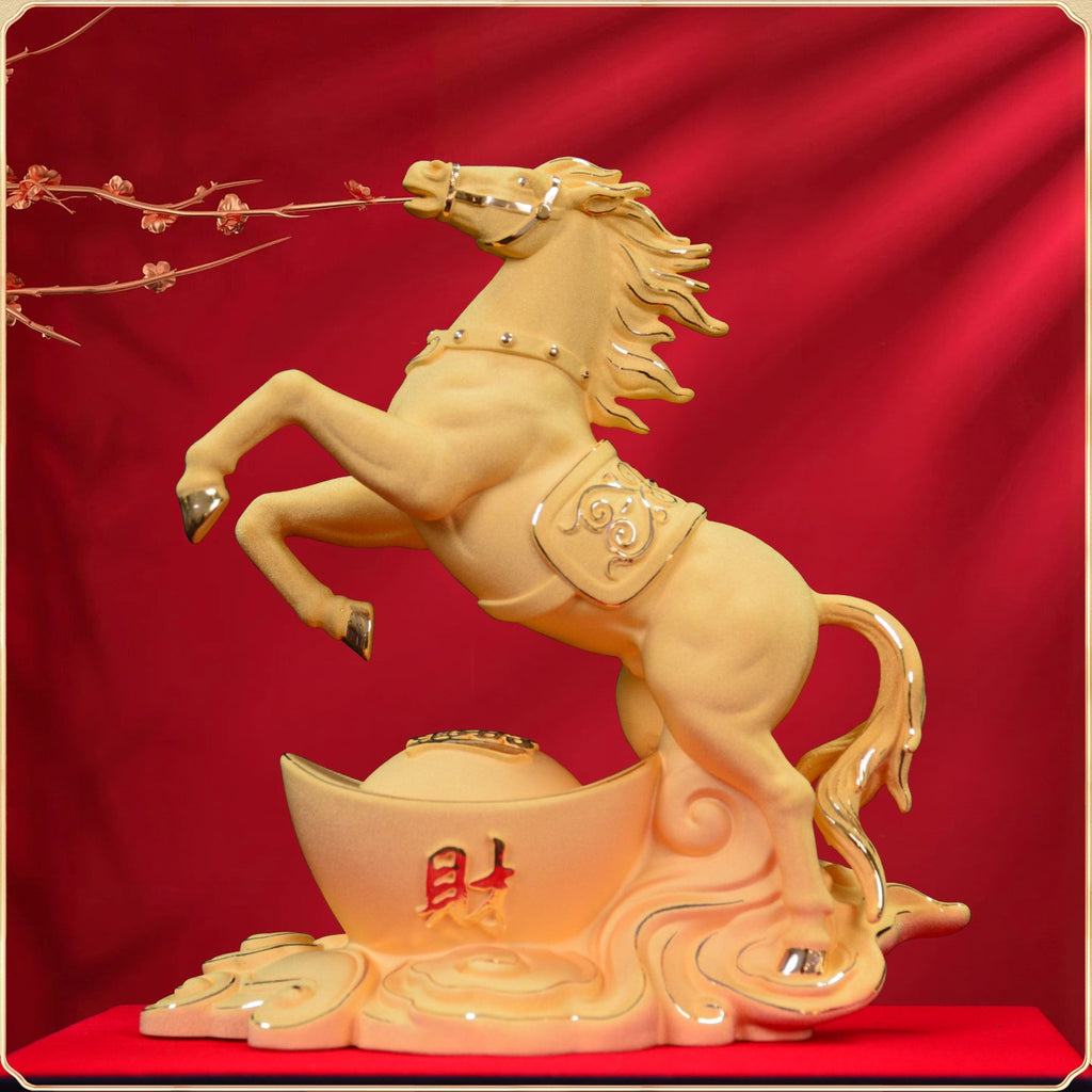 Statue de cheval en or sable velours
