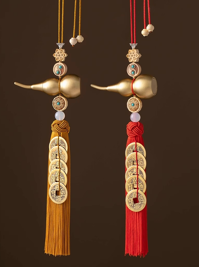 Ornement suspendu en gourde en laiton et cinq pièces d’empereur