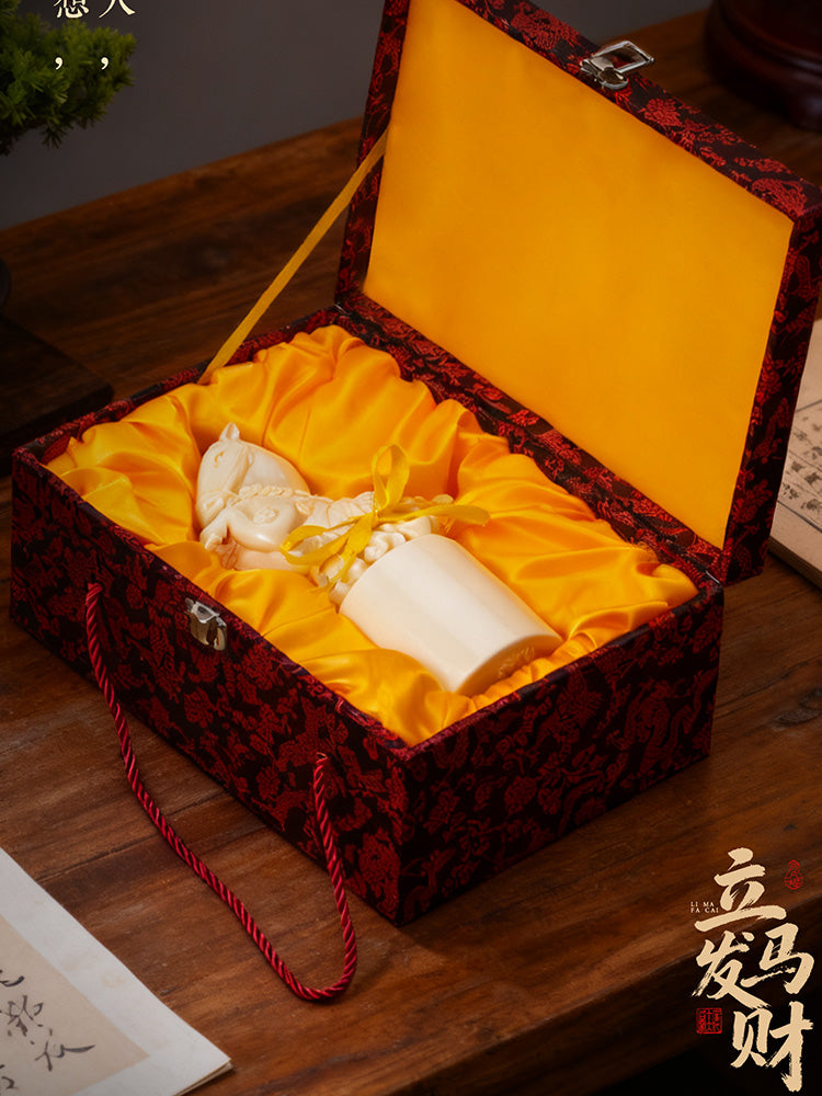 Statue de cheval en porcelaine