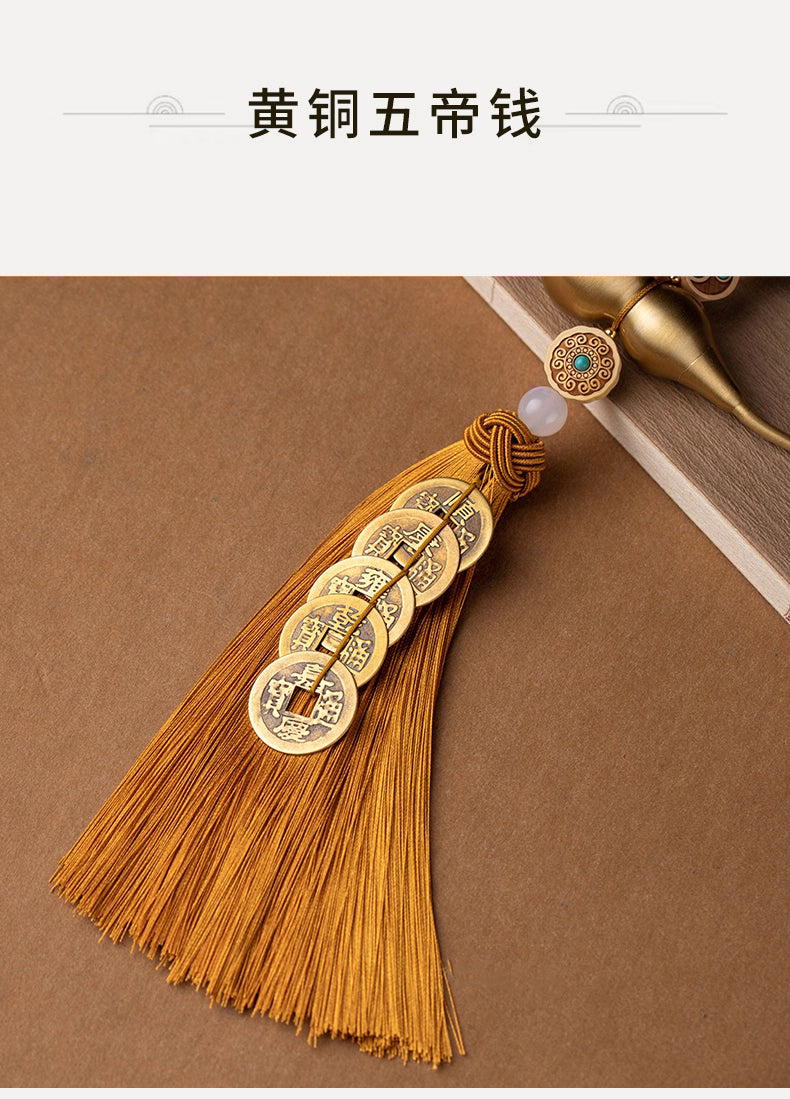 Ornement suspendu en gourde en laiton et cinq pièces d’empereur