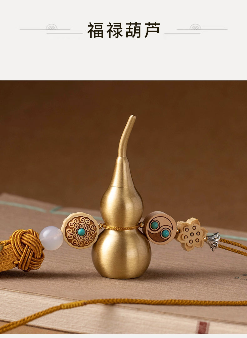 Ornement suspendu en gourde en laiton et cinq pièces d’empereur