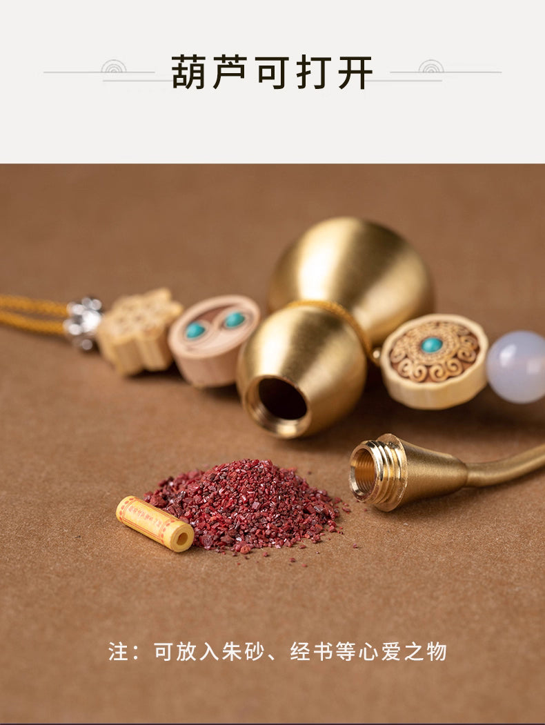 Ornement suspendu en gourde en laiton et cinq pièces d’empereur