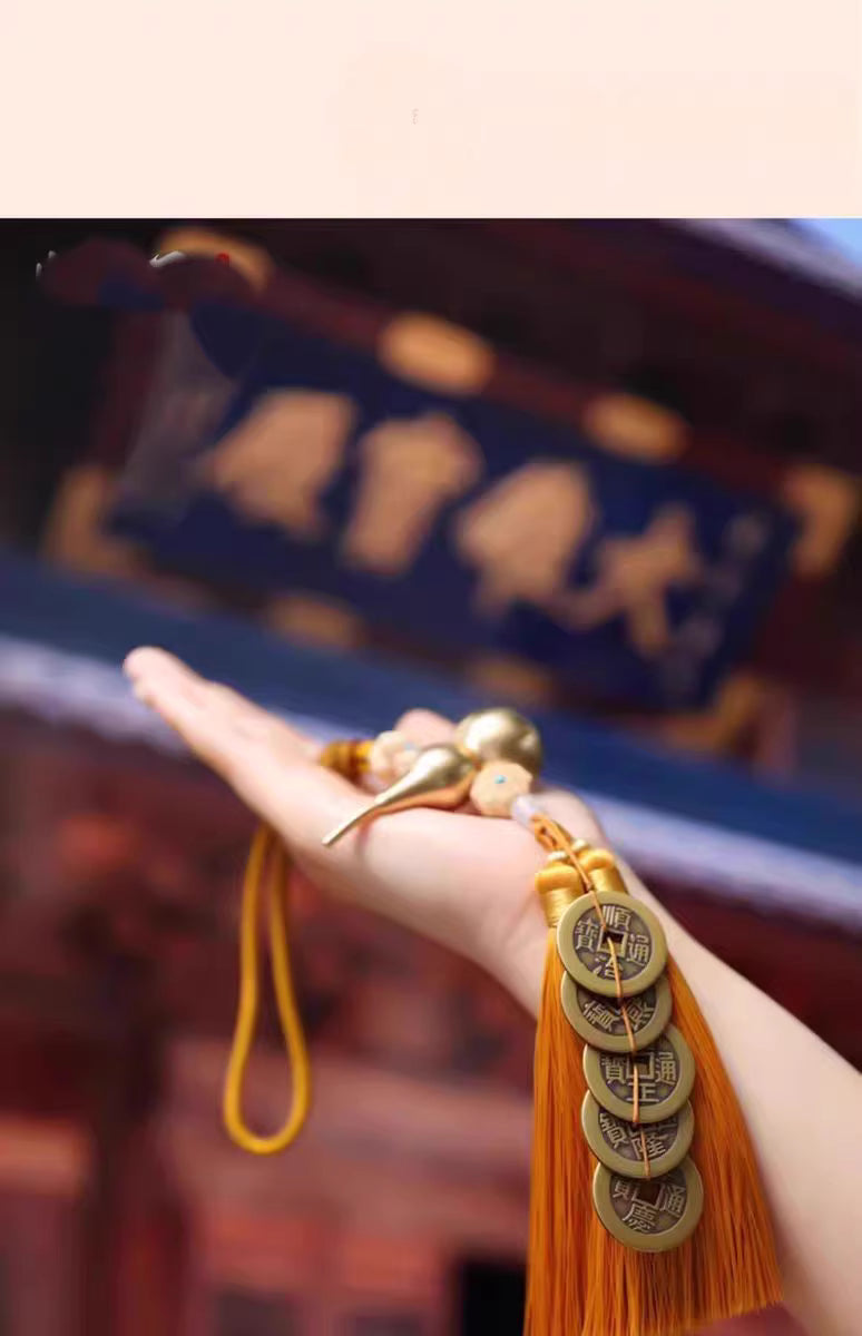 Ornement suspendu en gourde en laiton et cinq pièces d’empereur